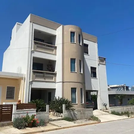 Nickolas Tiny Souda-chania Apartment